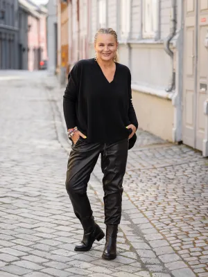 Catnoir Sort bukse i imitert skinn med strikk og snøring i livet med elastisk stoff bak