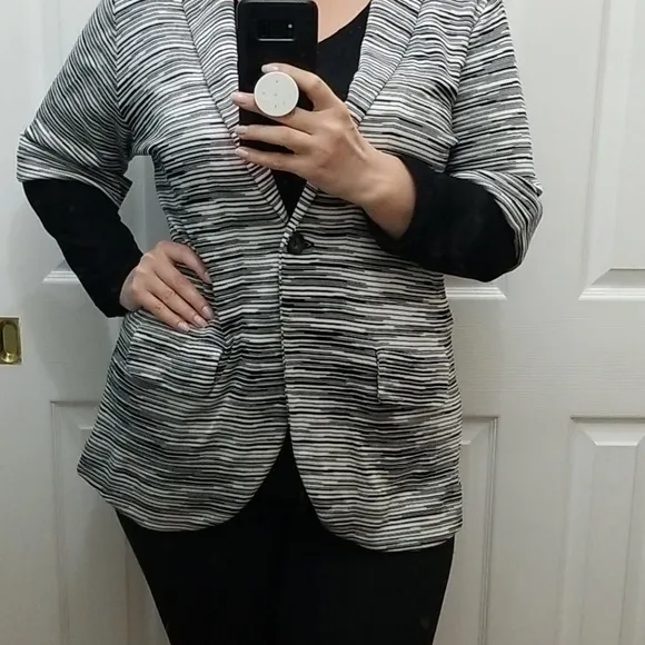 Chico's black n white tunic cardigan sz 8 10 12
