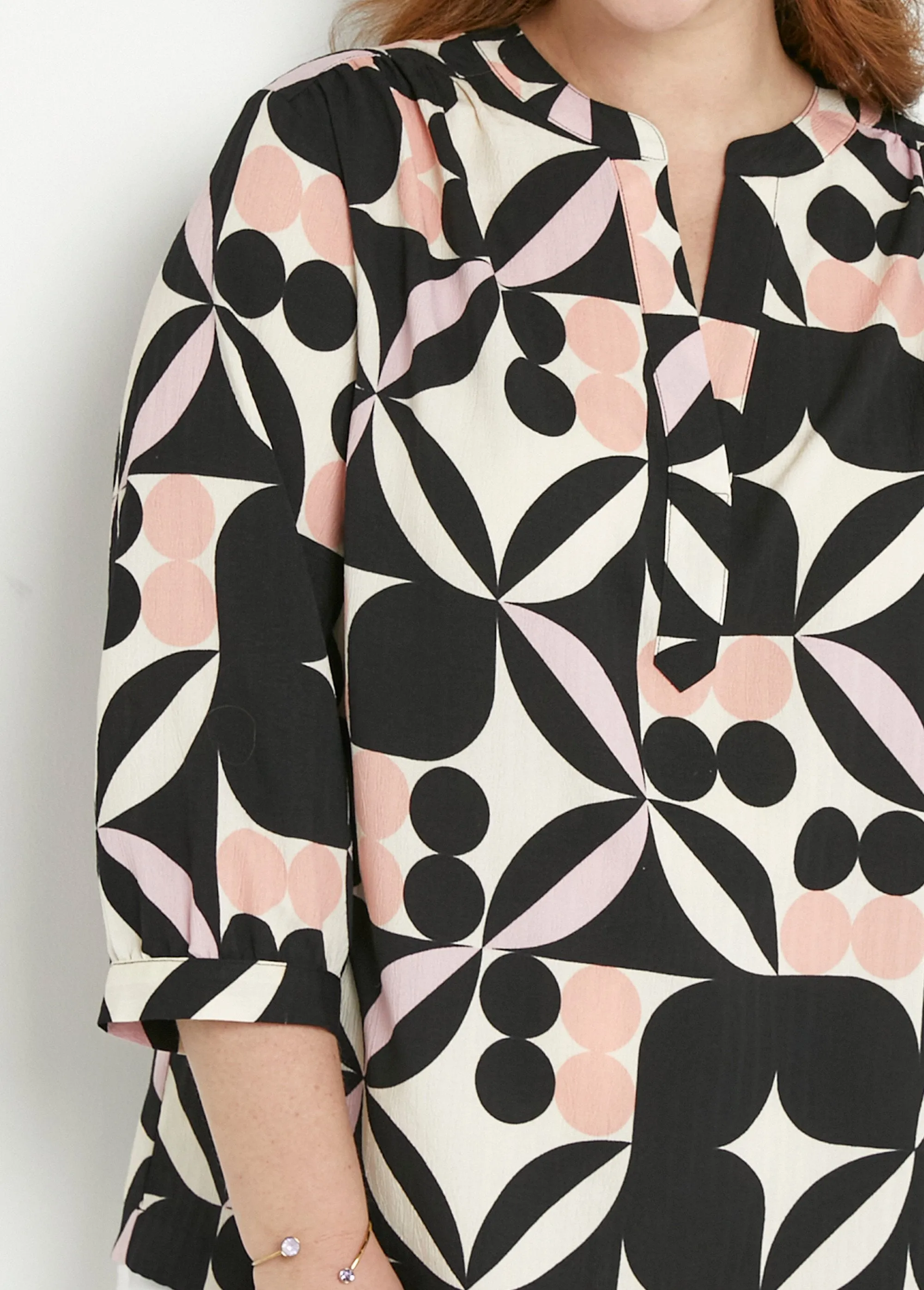 Long tunic with 3/4 sleeves and graphic pattern