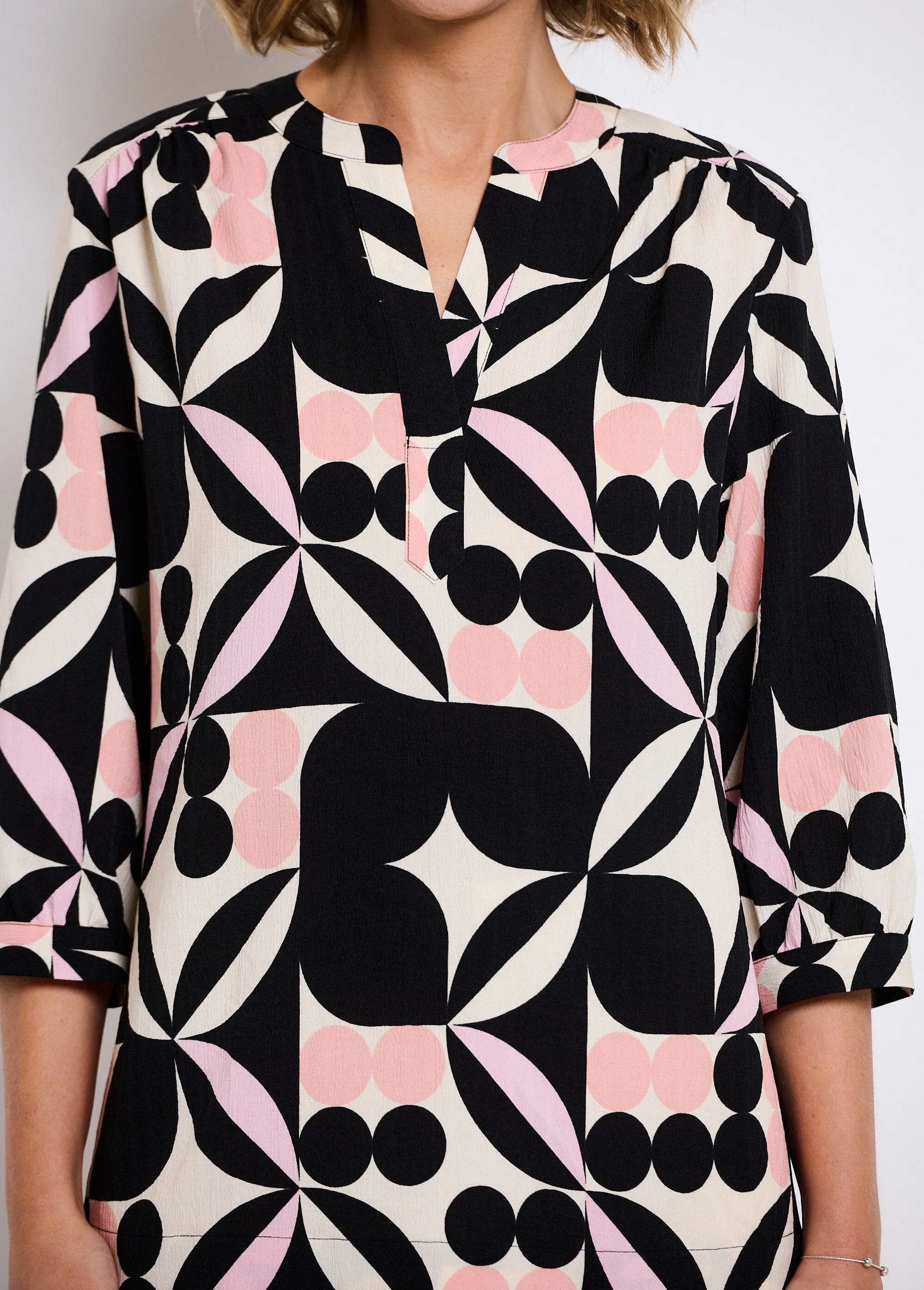 Long tunic with 3/4 sleeves and graphic pattern