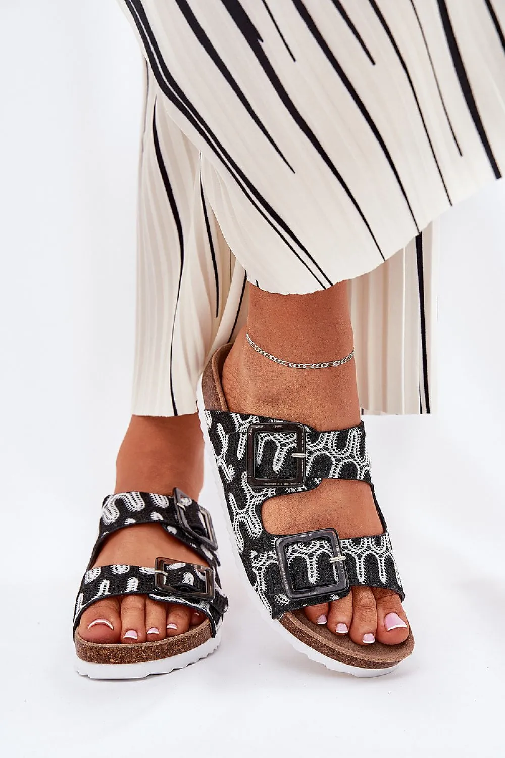 Patterned women's textile flip-flops